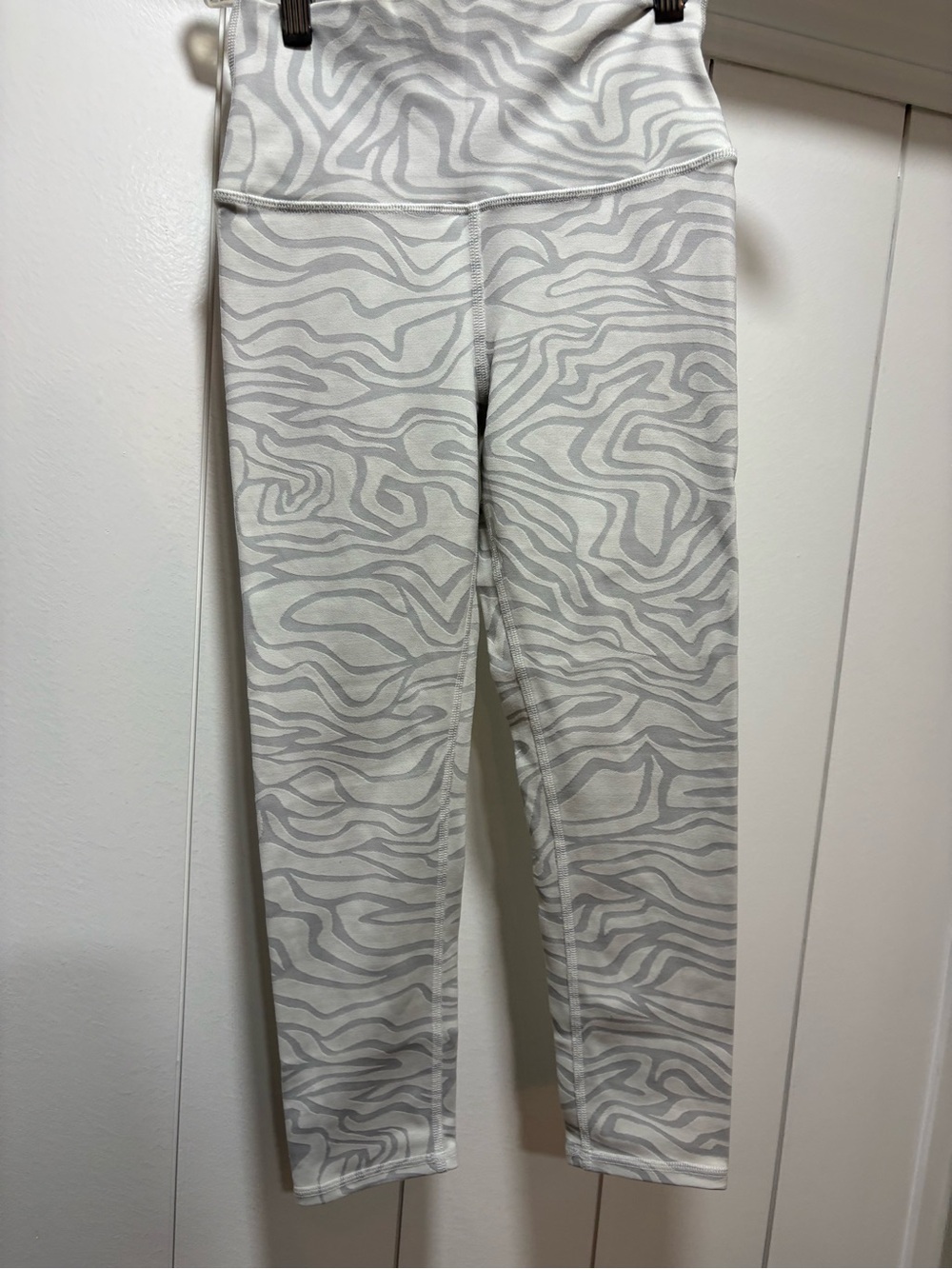 Alo Yoga Airbrush Leggings Gray White Zebra Print Capri High Waisted Size XS